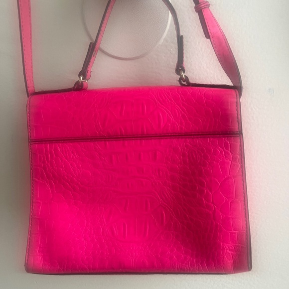 Off the shoulder hot pink Kate Spade bag with gold accents - Picture 6 of 10